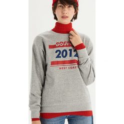 Bluza z kolorowym nadrukiem - Jasny szar. Szare bluzy damskie Sinsay, w kolorowe wzory. Za 39.99 zł.