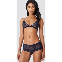 Samsoe & Samsoe Figi Marilyn 7092 - Navy. Niebieskie figi damskie Samsøe & Samsøe, w koronkowe wzory, z koronki. Za 121.95 zł.