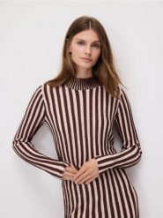 Sweter w prążki - ciemnobrązowy. Brązowe swetry damskie Reserved, l, bez wzorów, z dzianiny, bez kołnierzyka, bez ramiączek, bez kaptura. Za 119.99 zł.
