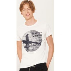 T-shirt z fotonadrukiem - Kremowy. T-shirty męskie marki House. W wyprzedaży za 19.99 zł.