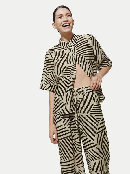 Vila Koszula Sasja 14102850 Beżowy Loose Fit. Brązowe bluzki damskie Vila, bez wzorów, z wiskozy, bez kołnierzyka, bez ramiączek. Za 99.99 zł.