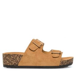 Klapki Clara Barson. Brązowe klapki damskie Clara Barson, bez wzorów, bez obcasa. Za 55.99 zł.