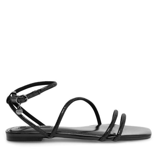 Sandały Nine West. Czarne sandały damskie Nine West, bez wzorów, bez obcasa, na płaskiej podeszwie, bez zapięcia. Za 127.99 zł.