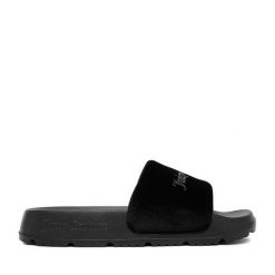 Klapki Juicy Couture. Czarne klapki damskie Juicy Couture, bez wzorów, bez obcasa. Za 99.99 zł.