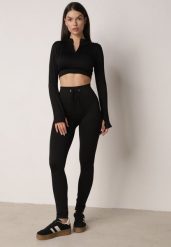 Czarny Komplet Sportowy Top z Wycięciem na Kciuk i Spodnie z Wiązaniem Tidrine. Czarne spodnie materiałowe damskie Born2be, bez wzorów, na fitness i siłownię. Za 79.99 zł.
