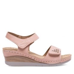 Sandały Clara Barson. Czerwone sandały damskie Clara Barson, bez wzorów, bez obcasa, na koturnie, bez zapięcia. Za 59.99 zł.