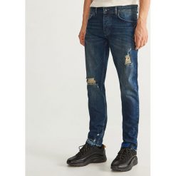 Jeansy slim fit z przetarciami - Niebieski. Niebieskie jeansy męskie Reserved. Za 149.99 zł.