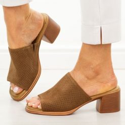 Brązowe skórzane klapki damskie na obcasie T.Sokolski 365. Brązowe klapki damskie Sokolski, bez wzorów, z jeansu, eleganckie, bez obcasa, na obcasie. Za 219.00 zł.