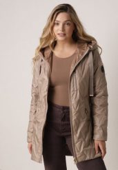 Ciemnobeżowa Pikowana Kurtka Przejściowa Parka z Kapturem o Długim Kroju z Ozdobą Isaline. Brązowe kurtki damskie Born2be, l, z aplikacjami, z dresówki, z kapturem. Za 149.99 zł.
