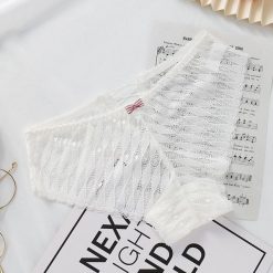 Figi transparentne z delikatnego materiału na każdą okazję Marylou. Białe figi damskie Intica, uniwersalny, bez wzorów, z materiału. W wyprzedaży za 59.00 zł.