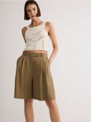 Szorty z lyocellem - oliwkowy. Zielone szorty damskie Reserved, l, bez wzorów, z lyocellu. W wyprzedaży za 65.99 zł.