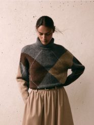 Sweter z golfem - wielobarwny. Swetry damskie Reserved, l, bez wzorów, z dzianiny, bez kołnierzyka, bez ramiączek, bez kaptura. Za 259.99 zł.