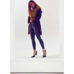 BLUZKA W KRATĘ Z BUFIASTYMI RĘKAWAMI. Żółte bluzki damskie TOP SECRET, bez wzorów, eleganckie, bez kołnierzyka, bez ramiączek. W wyprzedaży za 39.99 zł.