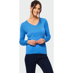 Klasyczny sweter z dekoltem w serek. Swetry damskie marki Greenpoint. Za 59.99 zł.
