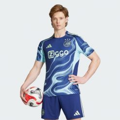 Koszulka Ajax Amsterdam 25/26 Away. Niebieskie koszulki sportowe męskie Adidas, bez wzorów, bez kołnierzyka, bez ramiączek, do piłki nożnej. Za 439.00 zł.