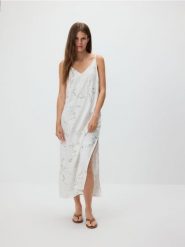 Sukienka z cekinami - biały. Białe sukienki damskie Reserved, na co dzień, l, bez wzorów, z tkaniny, bez kołnierzyka, bez ramiączek, midi, proste. Za 179.99 zł.