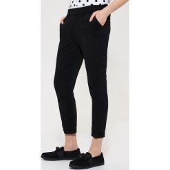 Materiałowe spodnie chino - Czarny. Czarne spodnie materiałowe damskie House, z materiału. Za 49.99 zł.