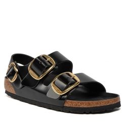 Sandały Birkenstock. Czarne klapki damskie Birkenstock, bez wzorów, bez obcasa, na płaskiej podeszwie, bez zapięcia. Za 529.99 zł.