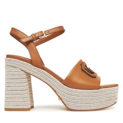 Espadryle Guess. Brązowe sandały damskie Guess, z aplikacjami, bez obcasa, bez zapięcia. Za 509.99 zł.