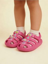 Sandały dziewczęce - różowy. Czerwone sandały dziewczęce Sinsay, bez zapięcia. Za 25.99 zł.