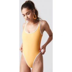 NA-KD Swimwear Kostium kąpielowy z kontrastowym obszyciem - Yellow. Żółte kostiumy jednoczęściowe damskie NA-KD Swimwear. Za 80.95 zł.