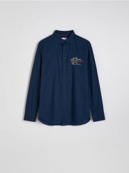 Bawełniana koszula regular fit - granatowy. Niebieskie koszule męskie Reserved, l, bez wzorów, z bawełny, bez kołnierzyka, bez ramiączek. Za 89.99 zł.
