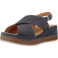 Sandały CLARKS KASSANDA STEP Niebieski. Niebieskie sandały damskie Clarks, bez wzorów, ze skóry, bez obcasa, bez zapięcia. Za 485.99 zł.