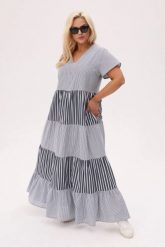 Sukienka w paski Moya MAXI z falbankami - lekka, wygodna i stylowa PLUS SIZE XXL OVERSIZE LATO. Białe sukienki damskie Moda Size Plus Iwanek, na lato, plus size, bez wzorów, z bawełny, eleganckie, bez kołnierzyka, plus size, bez ramiączek, maxi, oversize. W wyprzedaży za 285.90 zł.