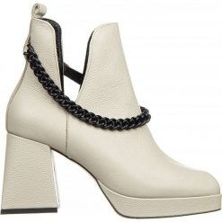 Botki Bayla-159 4455 001-P Beż Lico 159074, Skóra naturalna - 36. Brązowe botki damskie Bayla, ze skóry, klasyczne, bez obcasa, na platformie, bez zapięcia. W wyprzedaży za 269.10 zł.