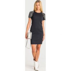 SUKIENKA Twinset. Czarne sukienki damskie Twinset, na imprezę, l, z aplikacjami, z materiału, bez kołnierzyka, bez ramiączek, mini. Za 1,199.00 zł.