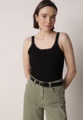 Czarny Top z Bawełny Ozdobiony Guzikami i Koronką przy Dekolcie Beralie. Czarne bluzki damskie Born2be, m, bez wzorów, z bawełny, eleganckie, bez kołnierzyka, bez ramiączek. Za 39.99 zł.