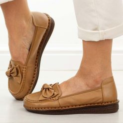 Camelowe skórzane półbuty damskie Cambell 15312. Brązowe mokasyny damskie Cambell, na jesień, bez wzorów, z jeansu, eleganckie, z okrągłym noskiem, bez obcasa, na płaskiej podeszwie, bez zapięcia. Za 219.00 zł.