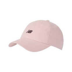 Czapka damska New Balance LAH51009RSG – różowa. Czerwone czapki i kapelusze damskie New Balance, bez wzorów, z materiału, sportowe. Za 69.99 zł.