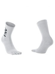 Skarpety rowerowe NORTHWAVE Extreme Five Sock białe. Białe skarpety męskie Northwave, bez wzorów, z dzianiny. Za 91.00 zł.