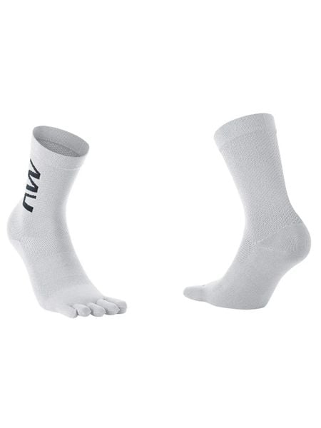 Skarpety rowerowe NORTHWAVE Extreme Five Sock białe. Białe skarpety męskie Northwave, bez wzorów, z dzianiny. Za 91.00 zł.