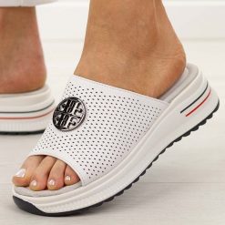 Białe ażurowe skórzane klapki damskie S.Barski 661. Białe klapki damskie S.BARSKI, z aplikacjami, ze skóry, eleganckie, bez obcasa, na płaskiej podeszwie. Za 199.00 zł.