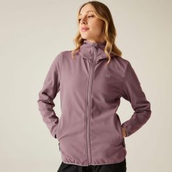 Damski mrożony wodoodporny, oddychający, wiatroszczelny softshell. Fioletowe kurtki sportowe damskie Dare 2b, bez wzorów, z softshellu, bez kaptura, trekkingowe. Za 199.99 zł.