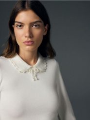 Sweter z ozdobnym kołnierzem - kremowy. Białe swetry damskie Reserved, l, bez wzorów, z dzianiny, bez kołnierzyka, bez ramiączek, bez kaptura. W wyprzedaży za 99.99 zł.