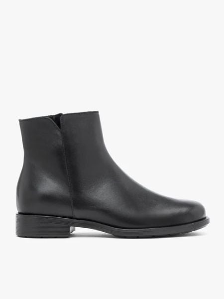 Czarne skórzane botki. Czarne botki damskie Ryłko, ze skóry, eleganckie, za kostkę, bez obcasa, na płaskiej podeszwie, bez zapięcia. Za 479.99 zł.