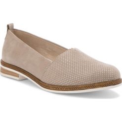 Półbuty REMONTE BY RIEKER - D2603-42 Beige. Brązowe półbuty damskie Remonte by Rieker, z nubiku. W wyprzedaży za 189.00 zł.