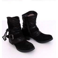Botki militarne czarne 201802-11B Black. Czarne botki damskie ButyModne, z materiału, militarne, bez obcasa, bez zapięcia. W wyprzedaży za 129.00 zł.