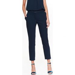 ELEGANCKIE SPODNIE Z KANTEM. Spodnie materiałowe damskie marki TOP SECRET. W wyprzedaży za 39.99 zł.
