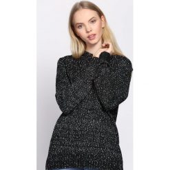 Czarny Sweter Stand. Czarne swetry damskie Born2be, l, bez wzorów, prążkowane, bez kołnierzyka, bez ramiączek, bez kaptura. Za 39.99 zł.