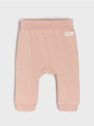 Spodnie regular fit - różowy. Czerwone spodenki niemowlęce Sinsay, bez wzorów, z jeansu. W wyprzedaży za 6.99 zł.