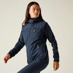 Damska kurtka typu softshell z kapturem Lexan III. Niebieskie kurtki damskie Dare 2b, bez wzorów, z poliesteru, z kapturem. Za 649.99 zł.