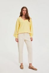 Jeansy z prostymi nogawkami beżowe. Brązowe jeansy damskie MOODO. Za 139.99 zł.