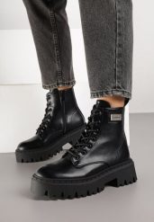 Czarne Klasyczne Botki Workery z Aplikacją przy Cholewce Alerhia. Czarne botki damskie Born2be, z jeansu, klasyczne, bez obcasa, na płaskiej podeszwie, bez zapięcia. Za 159.99 zł.