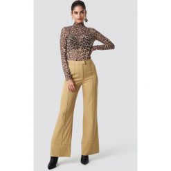 NA-KD Trend Rozszerzane spodnie - Beige. Brązowe spodnie materiałowe damskie NA-KD Trend. Za 121.95 zł.