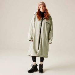 Unisex dla dorosłych wodoodporny szlafrok do zmiany. Brązowe szlafroki damskie Regatta, l, bez wzorów, z materiału, bez ramiączek, długie, z kapturem. Za 449.90 zł.