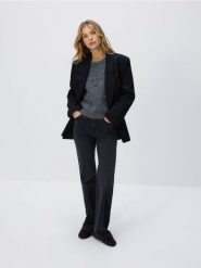 Sweter z ozdobnymi aplikacjami - szary. Szare swetry damskie Reserved, l, z aplikacjami, z dzianiny, bez kołnierzyka, bez ramiączek, bez kaptura. Za 139.99 zł.